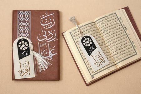 مصحف بتفسير بعض كلمات القرآن المقاس وسط  + غلاف جلد  + فاصل  (اللون نود)  طباعة. الرياض