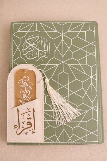 مصحف بتفسير بعض كلمات القرآن المقاس وسط  + غلاف جلد  + فاصل  (اللون  اخضر )طباعة الرياض