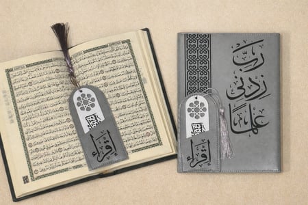 مصحف بتفسير بعض كلمات القرآن المقاس وسط + غلاف جلد + فاصل (اللون رمادي) طباعة الرياض
