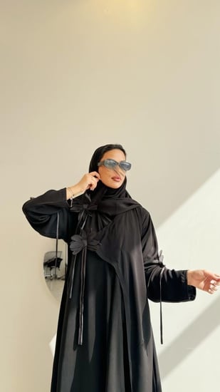 عباية كريب شديد السواد مع ورد  اسود