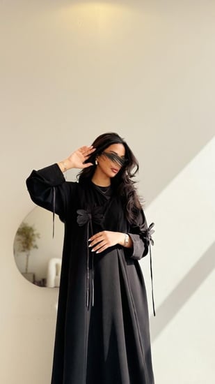 عباية كريب شديد السواد مع ورد  اسود