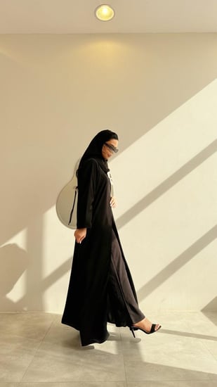 عباية كريب شديد السواد مع ورد ابيض