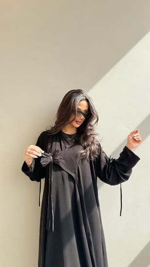 عباية كريب شديد السواد مع ورد  اسود