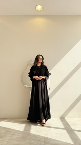 عباية كريب شديد السواد مع ورد  اسود