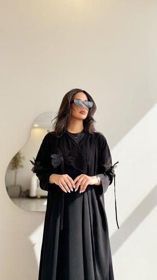 عباية كريب شديد السواد مع ورد  اسود