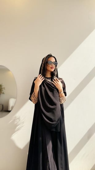 ‎عباية دبل كلوش كريب انترنت وكم  دانتيل اسود ولحمي