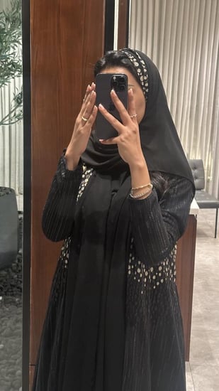 عباية دانتيل تركي مقصب اسود مع ذهبي كلوش