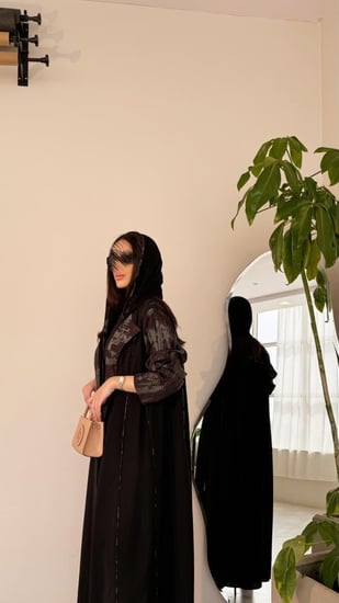 عباية كريب مع أكمام وياقة اسود وزيتي وقيطان