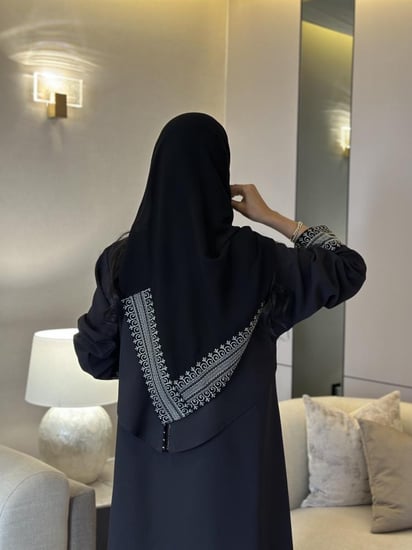 عباية كريب تايواني مع تطريز ذهبي القصة نص كلوش