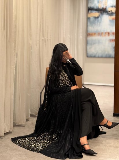 عباية دانتيل تركي مقصب اسود مع ذهبي كلوش