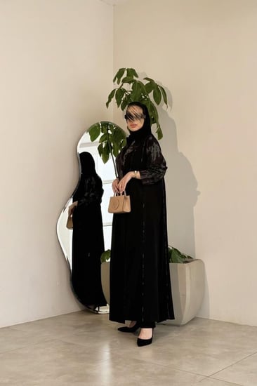 عباية كريب مع أكمام وياقة اسود وزيتي وقيطان