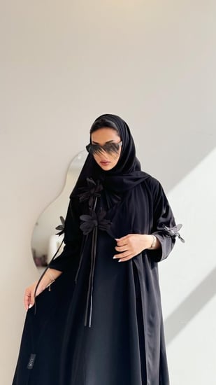 عباية كريب شديد السواد مع ورد  اسود