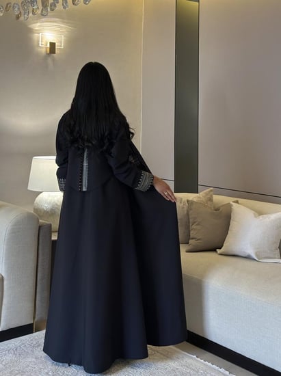 عباية كريب تايواني مع تطريز ذهبي القصة نص كلوش