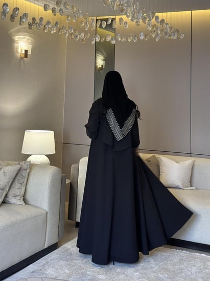 عباية كريب تايواني مع تطريز ذهبي القصة نص كلوش