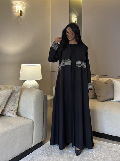 عباية كريب تايواني مع تطريز ذهبي القصة نص كلوش