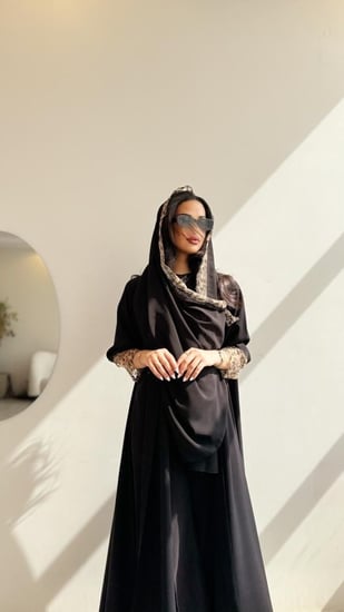 ‎عباية دبل كلوش كريب انترنت وكم  دانتيل اسود ولحمي