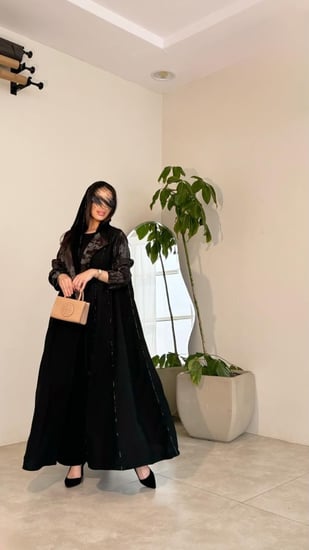 عباية كريب مع أكمام وياقة اسود وزيتي وقيطان