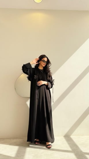 عباية كريب شديد السواد مع ورد  اسود
