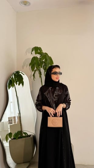 عباية كريب مع أكمام وياقة اسود وزيتي وقيطان