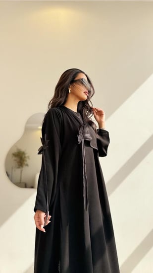 عباية كريب شديد السواد مع ورد  اسود