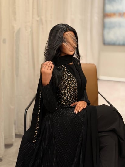عباية دانتيل تركي مقصب اسود مع ذهبي كلوش