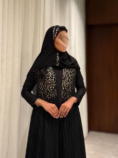 عباية دانتيل تركي مقصب اسود مع ذهبي كلوش
