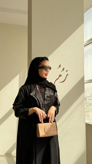 عباية كريب مع أكمام وياقة اسود وزيتي وقيطان