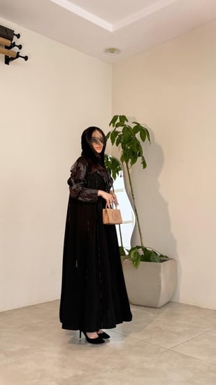عباية كريب مع أكمام وياقة اسود وزيتي وقيطان