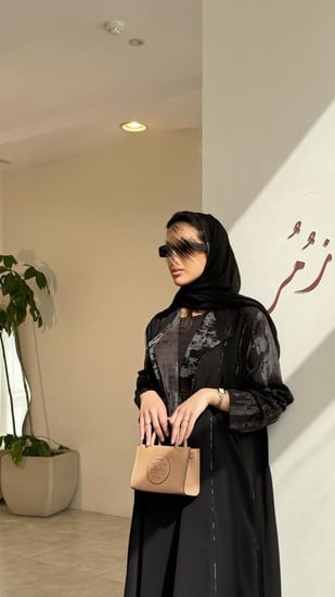 عباية كريب مع أكمام وياقة اسود وزيتي وقيطان