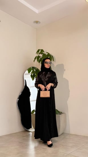 عباية كريب مع أكمام وياقة اسود وزيتي وقيطان