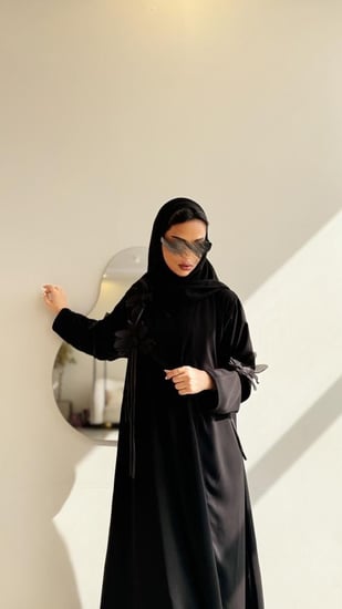 عباية كريب شديد السواد مع ورد  اسود