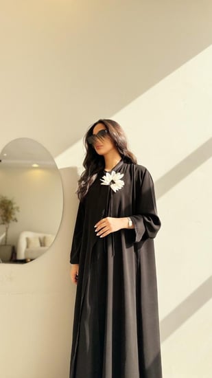 عباية كريب شديد السواد مع ورد ابيض