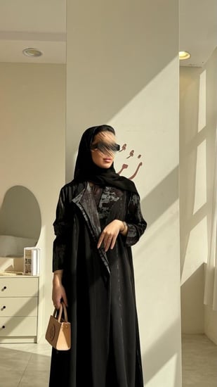 عباية كريب مع أكمام وياقة اسود وزيتي وقيطان