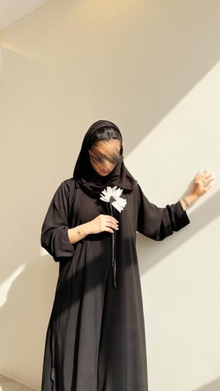 عباية كريب شديد السواد مع ورد ابيض