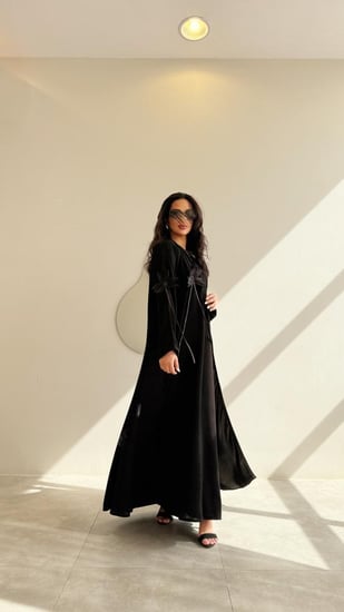 عباية كريب شديد السواد مع ورد  اسود