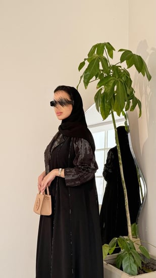 عباية كريب مع أكمام وياقة اسود وزيتي وقيطان