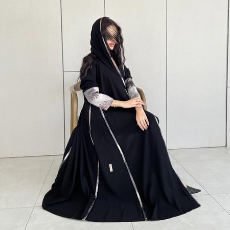 عباية لينا