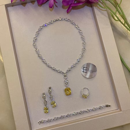 طقم  اصفر بتصميم مميز