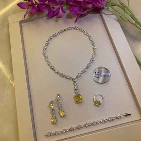 طقم  اصفر بتصميم مميز