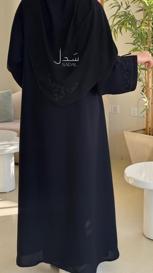 عباية سوداء مطرزة شيك
