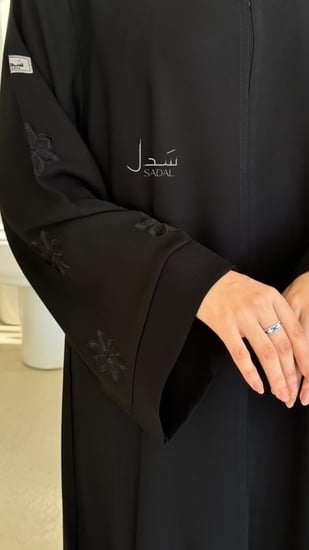 عباية سوداء بتطريز اسود
