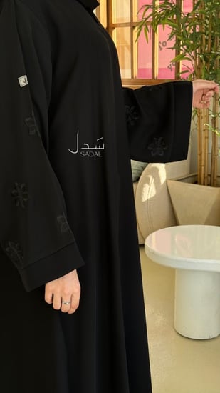 عباية سوداء بتطريز اسود