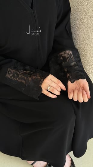 عباية بأكمام دانتيل