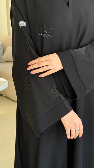 عباية سوداء بتطريز اسود