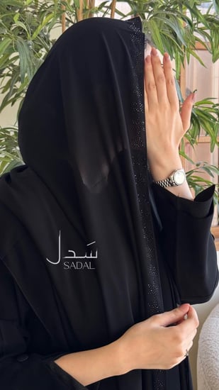 طرحة طويلة سوداء مطرزة