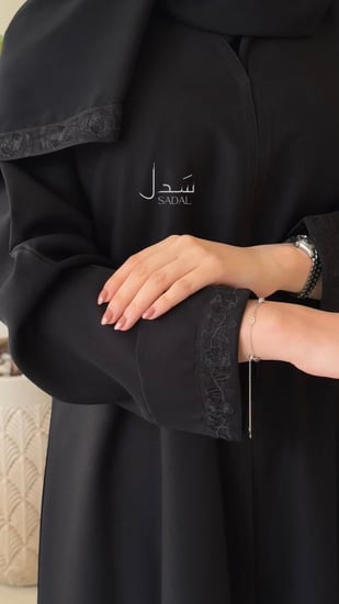 عباية سوداء ربع كلوش