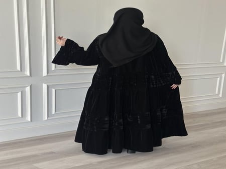 عباه شتويه كلوش طقطق قماش مخمل عادي + مكسر  مع طرحه