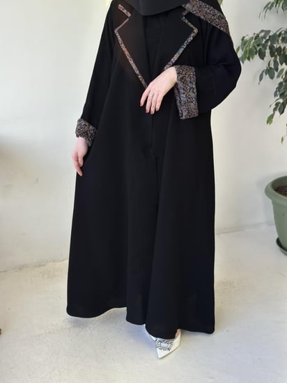 تفاصيل عباية سوداء واسعة من الكشمير ولمار