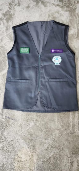 سديري جاكيت قائد أو قائدة رصاصي بالشعارات