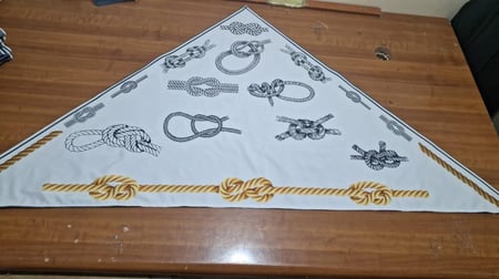 منديل العقد والرباطات أبيض